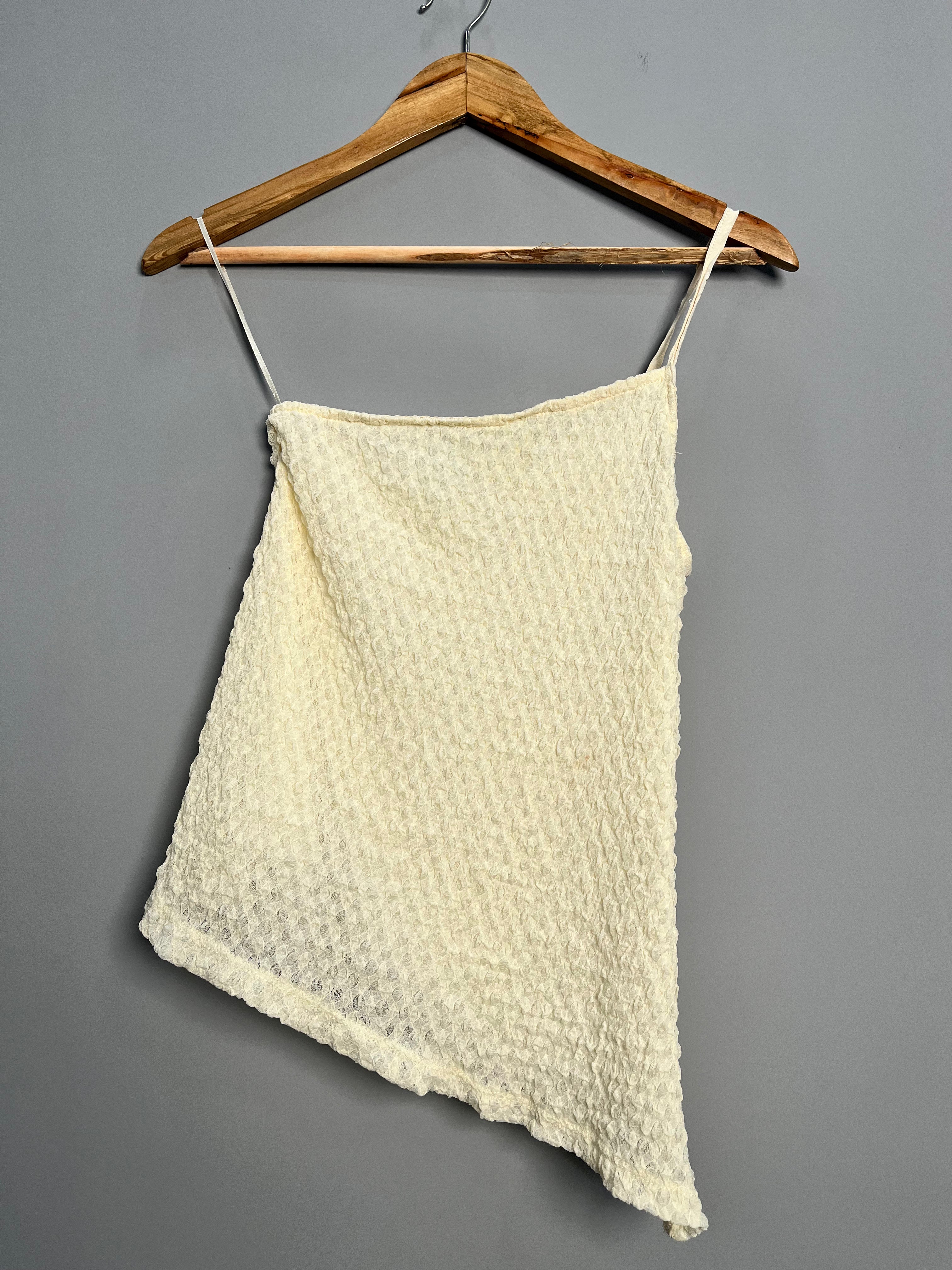 TEXTURED ONE-SHOULDER TOP