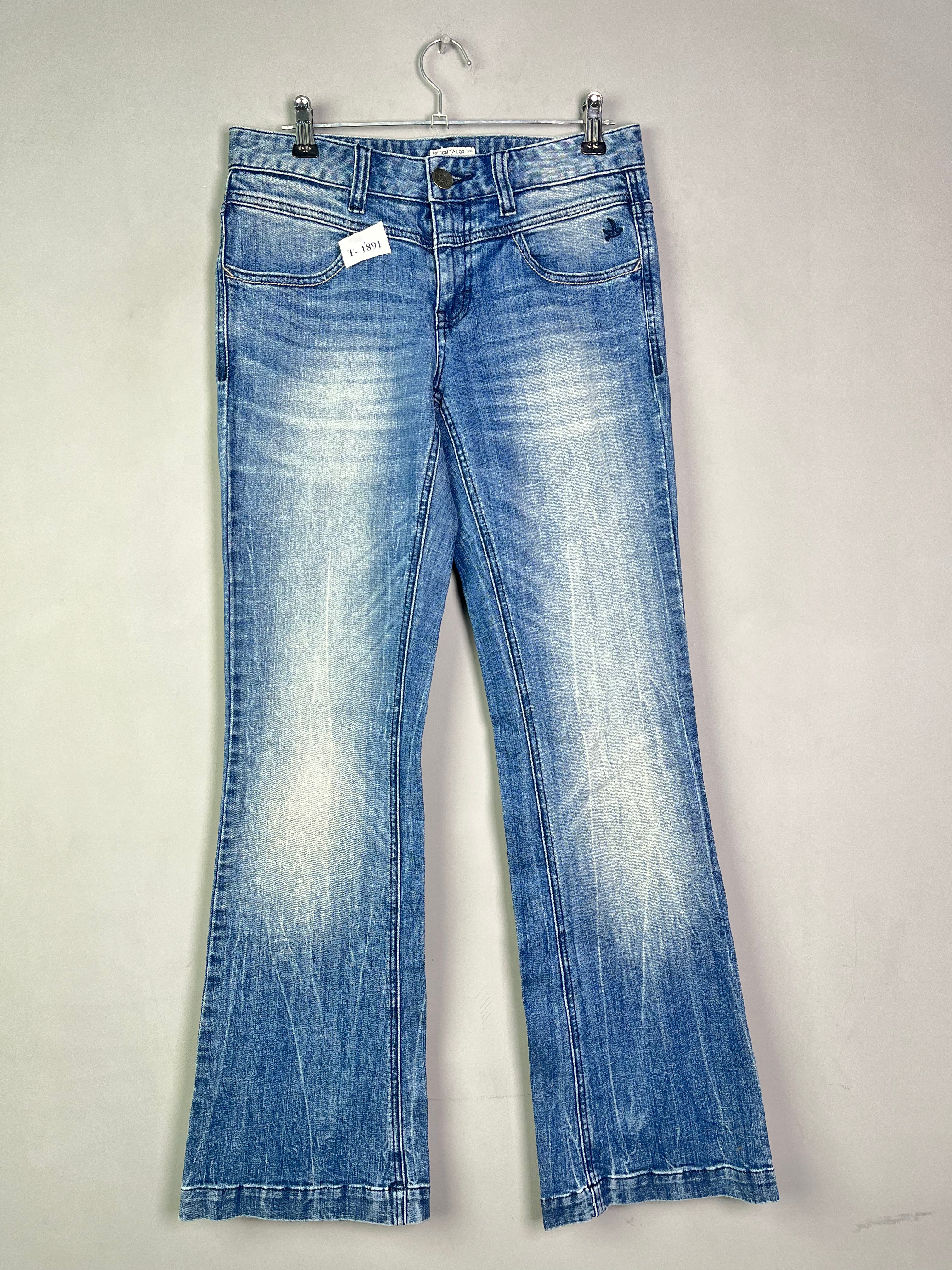LIGHT WASH DENIM JEANS - Thrifty Threads