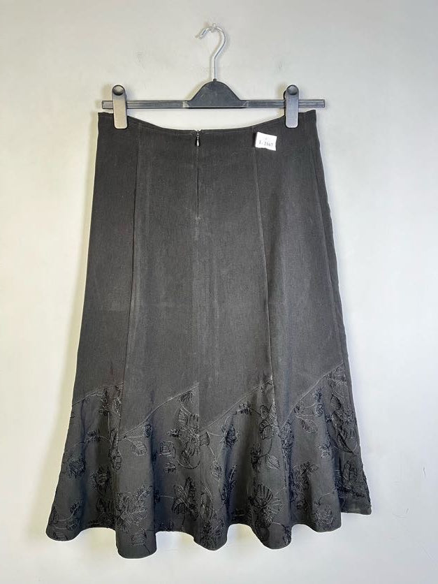 BLACK FLORAL EMBROIDERED SKIRT - Thrifty Threads